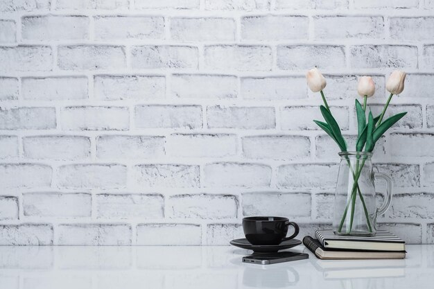 Photo flower vase against white wall