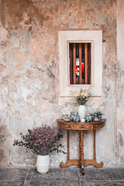 오래 된 벽과 꽃병 장식 꽃