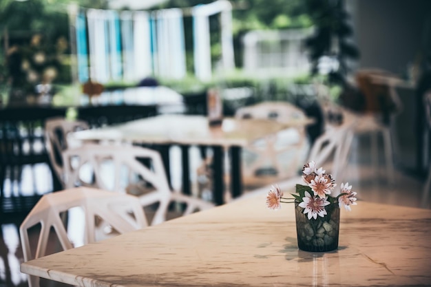 Photo flower vase on table in cafe