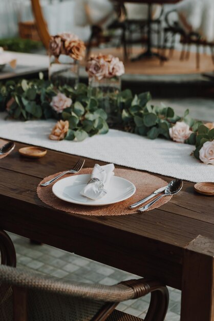 Foto un vaso di fiori sul tavolo