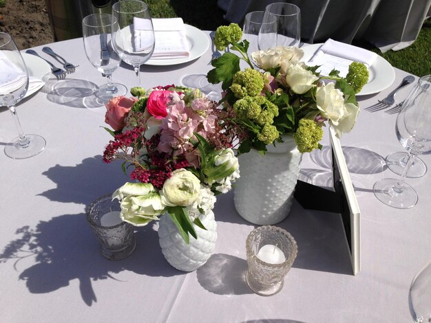 Foto vasi di fiori sul tavolo da pranzo