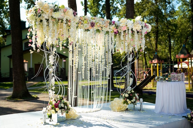 式典のための花の結婚式のアーチ花で飾られた結婚式のためのアーチ