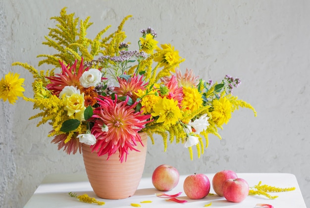 写真 ヴィンテージ棚に花瓶の花とリンゴ