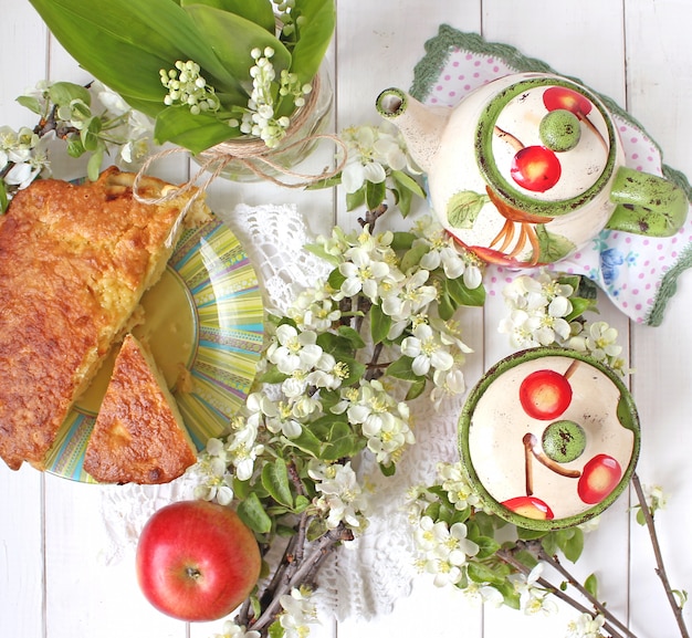 Foto torta di tè di primavera mela fiori