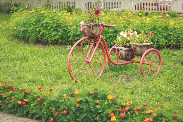 ビンテージ自転車のバスケットの花