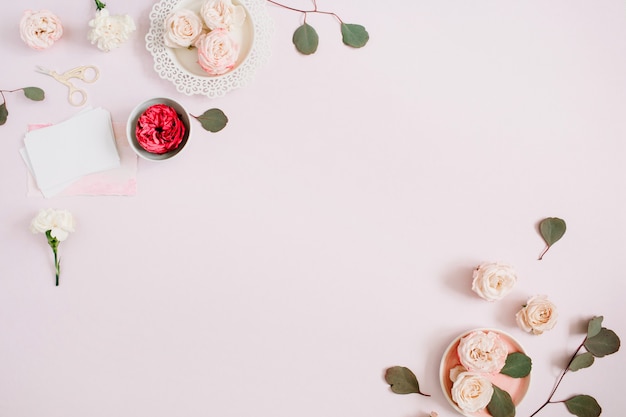 옅은 파스텔 핑크에 베이지 색과 붉은 장미와 흰색 카네이션으로 만든 꽃 테두리 프레임