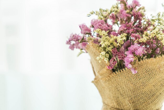 テーブルに花の花束の装飾