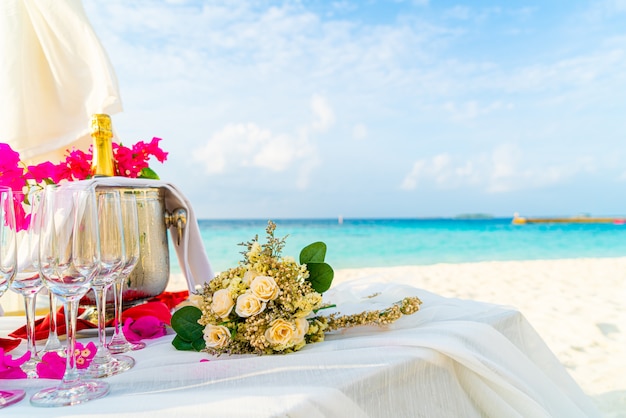 花の花束とガラスと結婚式のアーチのシャンパン