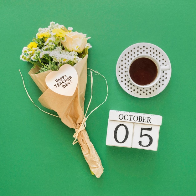 Foto bouquet di fiori su sfondo verde