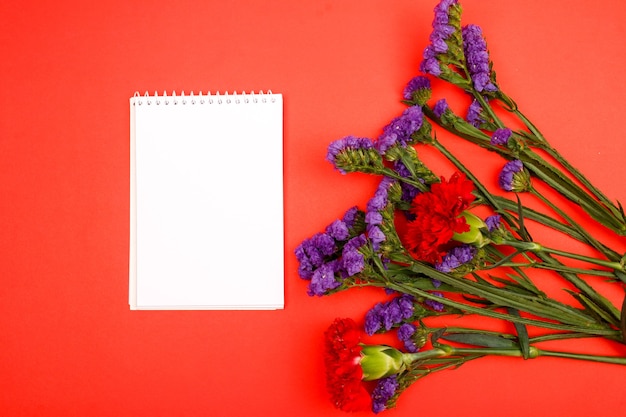 Композиция цветов и красивые цветущие цветы на бумажном фоне