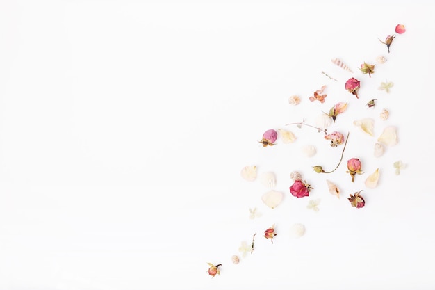 Photo flowers composition frame made of dried rose flowers on white background flat lay top view copy space