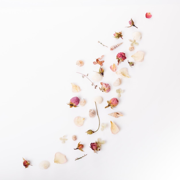 말린 장미 꽃으로 만든 꽃 구성 프레임은 배경 평면 평면 복사 공간에 있습니다.