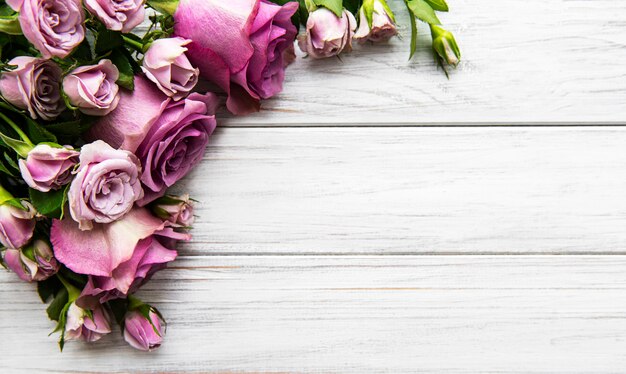 꽃 조성. 흰색 나무 바탕에 분홍색 장미 꽃으로 만든 프레임. 평면 위치, 평면도, 복사 공간