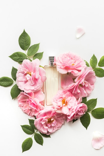 Photo flowers composition made of pink roses isolated on white background floral design flat lay top view