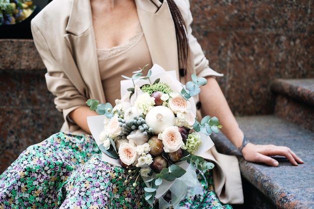 Photo flowers delivery faceless portrait of woman with receiving beautiful flowers bouquet from delivery