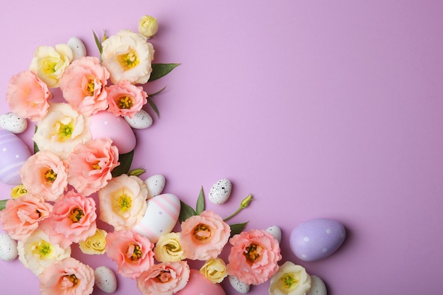 Foto fiori e uova di pasqua su un fondo colorato del primo piano del fondo di pasqua