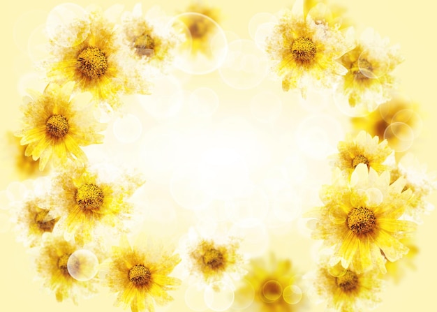 Foto cornice di fiori con spazio vuoto per il testo su sfondo giallo in stile acquerello sfondo floreale con girasoli messicani gialli per biglietto di auguri di invito di design