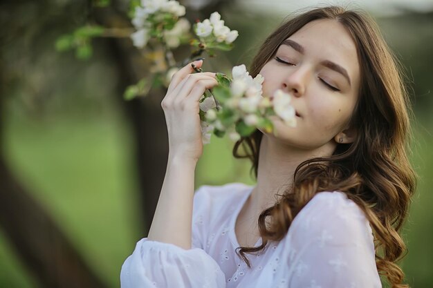 Photo flowers garden girl trees mood happiness, asia tourism, bloom traditional seasonal background april