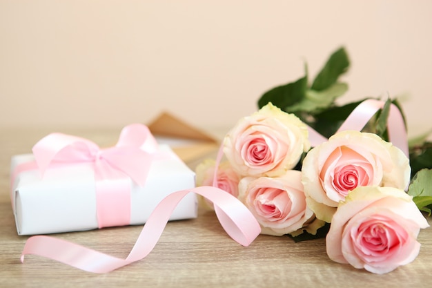 Цветы и подарки на столе мартовская концепция день матери женский день
