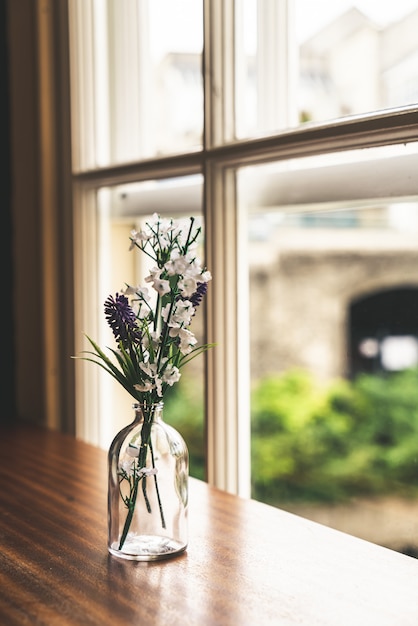 Фото Цветы в стеклянной вазе на столе