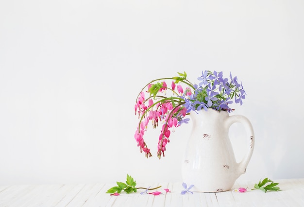 写真 ホワイトスペースの水差しの花