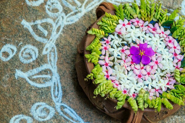 写真 水の中の花、ディワリ祭の装飾。