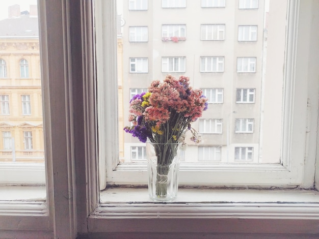 Фото Цветы в вазе на подоконнике