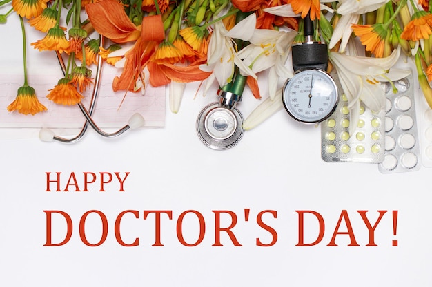 Цветы и медицинские приборы с текстом Happy Doctor's Day