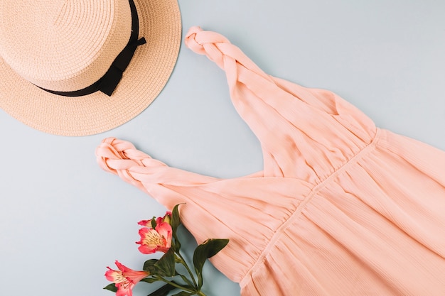 Foto i fiori si avvicinano al cappello e al vestito