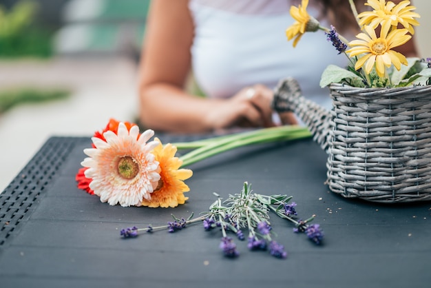 写真 テーブルの上やバスケットの中の花。