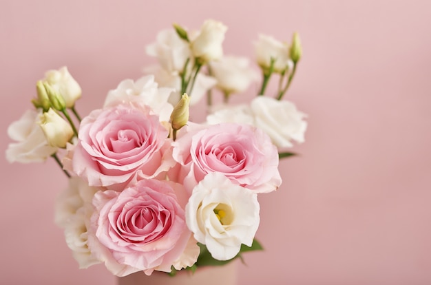 Цветы на розовом фоне
