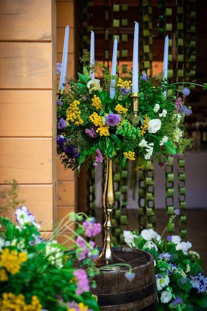 新婚のお祝いの結婚テーブルのための花のレストランの装飾