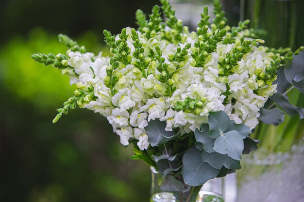 レストランの花はテーブルに花を添えてバスケット花キバナ結婚式のフローリストリー