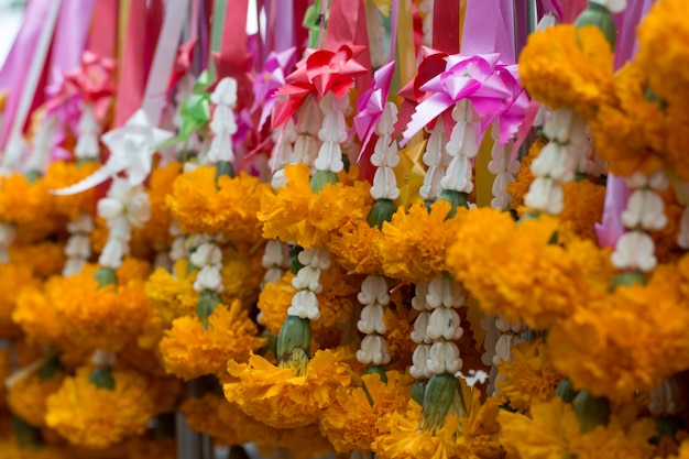 Фото Цветы рулевые для буддийского поклонения.