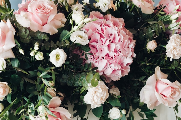 日光のバラの花と日光の下で緑の結婚式の装飾