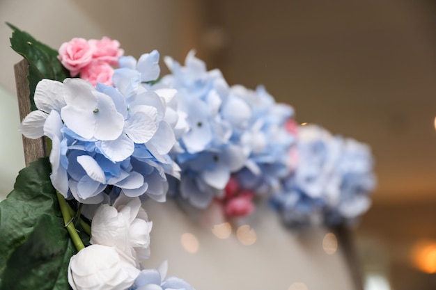 花は自然のカラフルなタペストリーの中で希望とお祝いを象徴しています