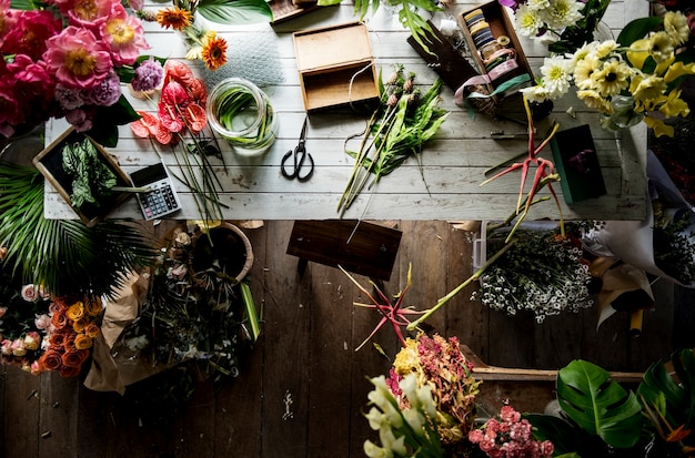 Photo flowers on the table for arrangement