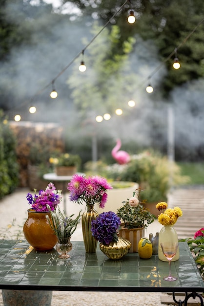 Photo flowers on table at backyard