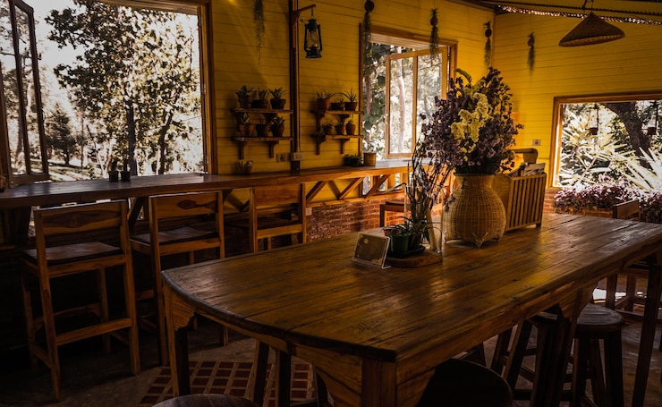 Photo flowers on table in restaurant