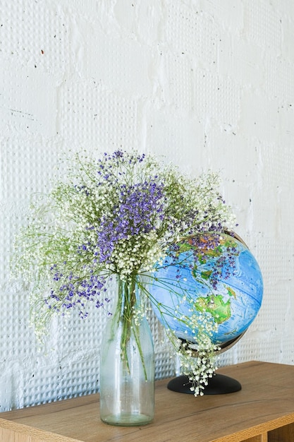 Цветы в вертикальной рамке вазы для мокап фото