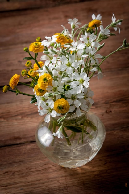 Photo flowers on wooden background