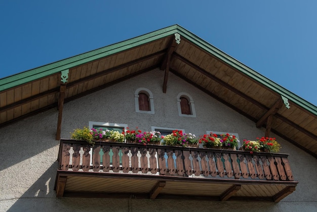 Foto fiori sul balcone di legno a oberammergau