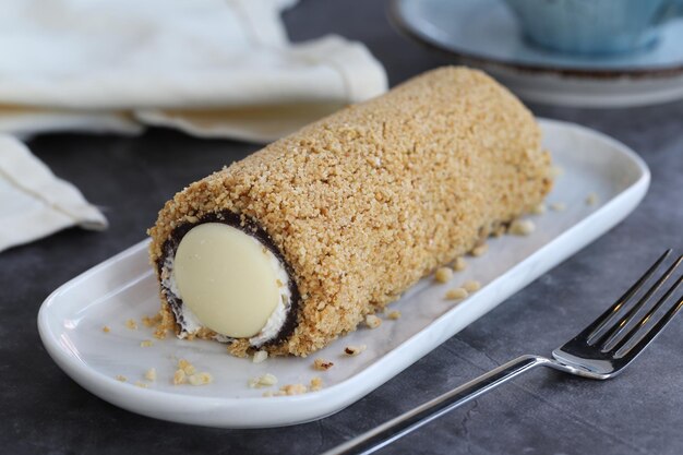 Foto torta al cioccolato che scorre su uno sfondo scuro da vicino