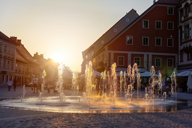 Fontana che scorre nel centro di maribor nell'ora d'oro