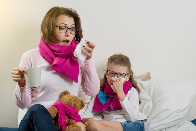 Foto stagione influenzale, madre e figlio malati a casa.