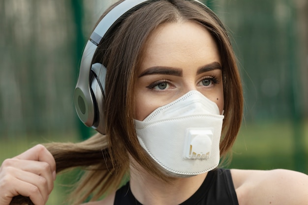 写真 インフルエンザウイルス保護マスクは、インフルエンザの病気のウイルスや病気から保護します。公共スペースでフェイスマスクを着ている病気の女性。