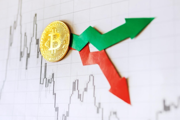 Fluctuaties en voorspelling van wisselkoersen van virtueel geld bitcoin Rode en groene pijlen met gouden Bitcoin ladder op papier forex grafiek achtergrond Cryptocurrency concept