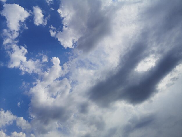 ふわふわの雲と美しい空の背景