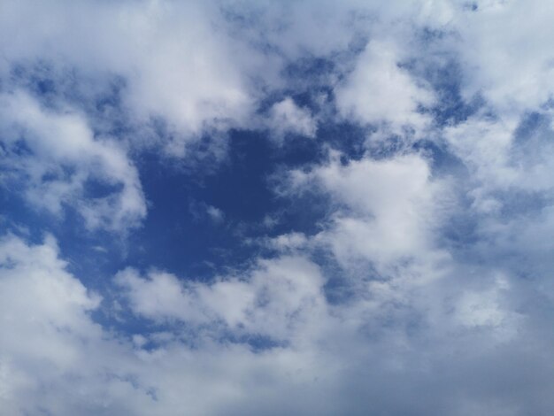 ふわふわの雲と美しい空の背景