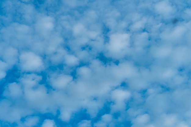 青い背景にふわふわの雲